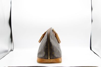 LOUIS VUITTON. Sac Alma en toile monogramme...