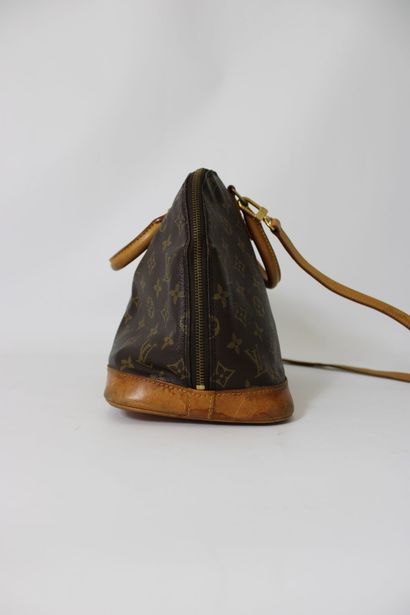LOUIS VUITTON. Sac Alma en toile monogramme...