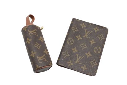 LOUIS VUITTON. Réunion de deux accessoires...
