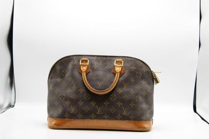 LOUIS VUITTON. Sac Alma en toile monogramme...