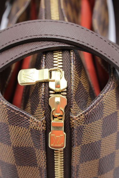 LOUIS VUITTON. Sac à main en toile damier...
