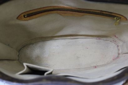 LOUIS VUITTON. Sac Babylone en toile monogramme...