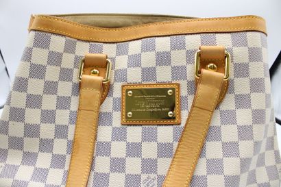 LOUIS VUITTON. Sac à main en toile damier...