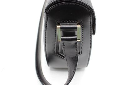 LOUIS VUITTON. Petit sac à rabat porté épaule...
