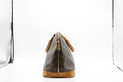 LOUIS VUITTON. Sac Alma en toile monogramme...