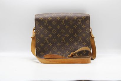 LOUIS VUITTON. Sac cartouchière en toile...