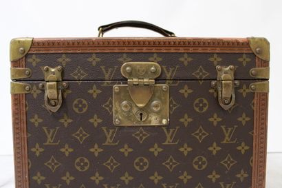 LOUIS VUITTON. Vanity en toile monogramme...