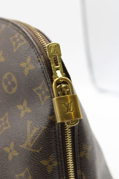 LOUIS VUITTON. Sac Alma en toile monogramme...