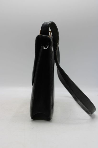 HERMES. Sac Constance en box noir, garniture...