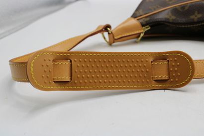 LOUIS VUITTON. Sac bandoulière en toile monogramme...