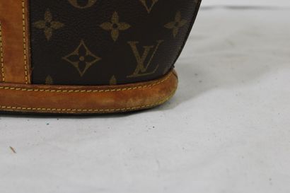 LOUIS VUITTON. Sac Babylone en toile monogramme...
