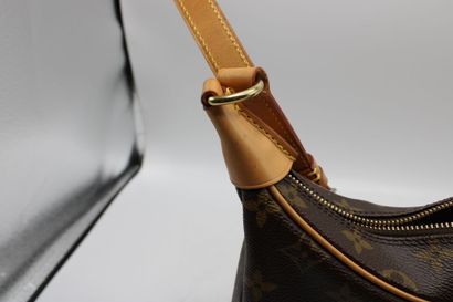 LOUIS VUITTON. Sac bandoulière en toile monogramme...