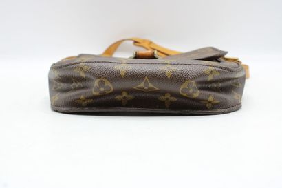 LOUIS VUITTON. Sac Saint Cloud en toile monogramme...