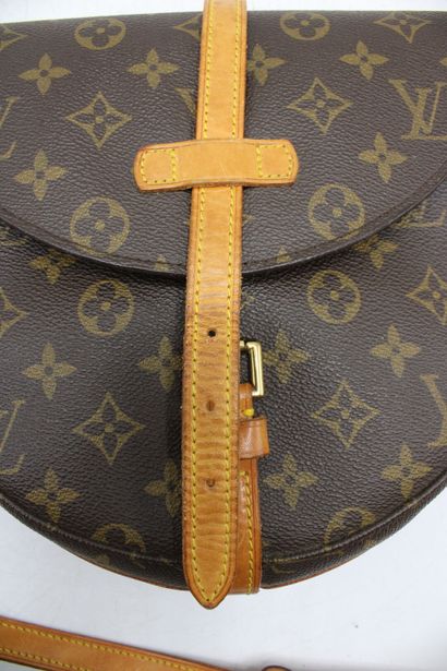 LOUIS VUITTON. Sac Chantilly en toile monogramme...