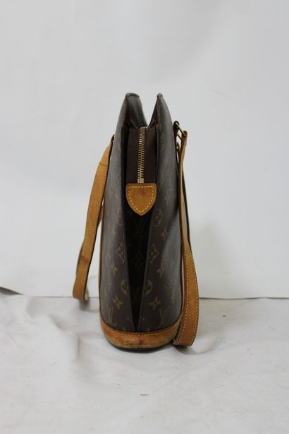 LOUIS VUITTON. Sac Babylone en toile monogramme...