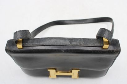 HERMES. Sac Constance en box noir, garniture...