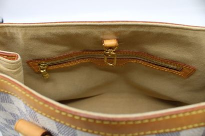 LOUIS VUITTON. Sac à main en toile damier...
