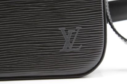LOUIS VUITTON. Petit sac à rabat porté épaule...