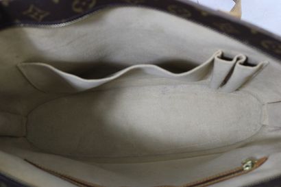 LOUIS VUITTON. Sac Babylone en toile monogramme...
