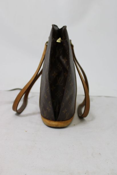 LOUIS VUITTON. Sac Babylone en toile monogramme...