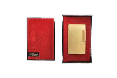 DUPONT. Briquet en métal doré, signé et numéroté....