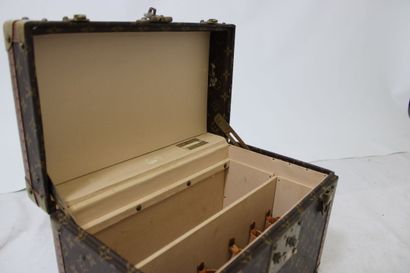 LOUIS VUITTON. Vanity en toile monogramme...