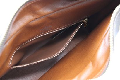 LOUIS VUITTON. Sac bandoulière en toile monogramme...