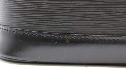 LOUIS VUITTON. Sac Alma en cuir épi noir,...