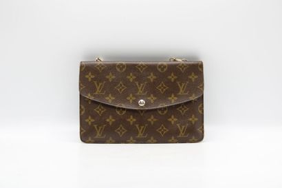 LOUIS VUITTON. Réunion d'une pochette double...