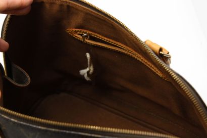 LOUIS VUITTON. Sac Alma en toile monogramme...