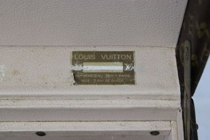 LOUIS VUITTON. Vanity en toile monogramme...