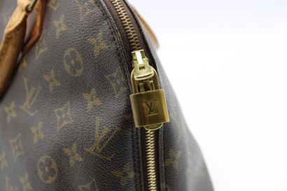 LOUIS VUITTON. Sac Alma en toile monogramme...