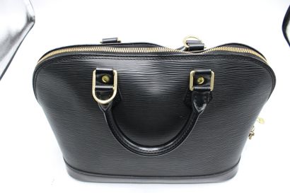 LOUIS VUITTON. Sac Alma en cuir épi noir,...