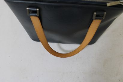 LOUIS VUITTON. Sac à main en cuir monogramme...