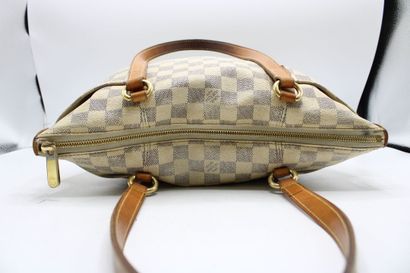 LOUIS VUITTON. Petit sac cabas en toile damier...