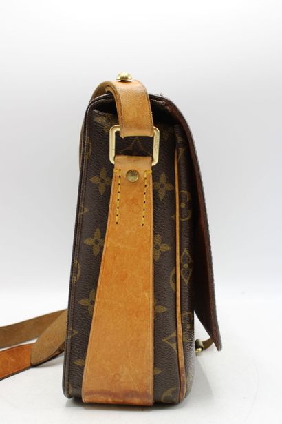 LOUIS VUITTON. Sac cartouchière en toile...