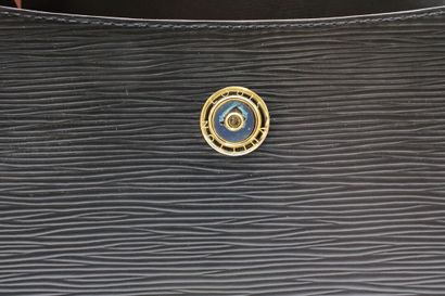 LOUIS VUITTON. Petit sac à rabat porté épaule...