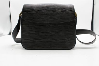 LOUIS VUITTON. Petit sac à rabat porté épaule...