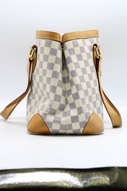 LOUIS VUITTON. Sac à main en toile damier...