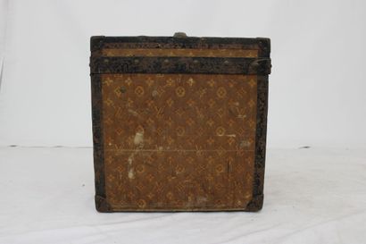 LOUIS VUITTON. Boite à chapeaux en toile...