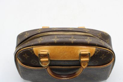 LOUIS VUITTON. Sac Deauville en toile monogramme...