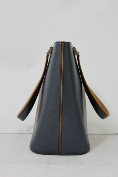 LOUIS VUITTON. Sac à main en cuir monogramme...