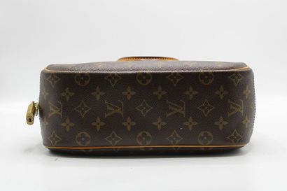 LOUIS VUITTON. Sac Deauville en toile monogramme...