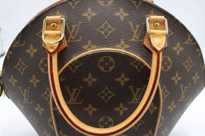 LOUIS VUITTON. Sac à main Ellipse petit modèle...
