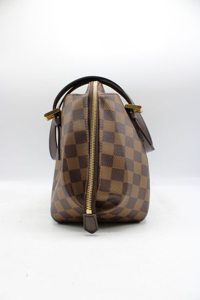 LOUIS VUITTON. Sac à main en toile damier...