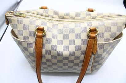 LOUIS VUITTON. Petit sac cabas en toile damier...