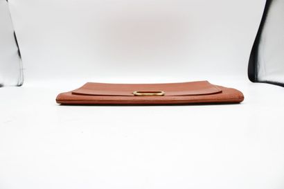 LOUIS VUITTON. Grande pochette en cuir épi...
