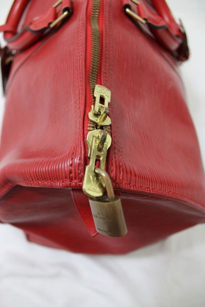 LOUIS VUITTON. Sac Keepall 50 en cuir épi...