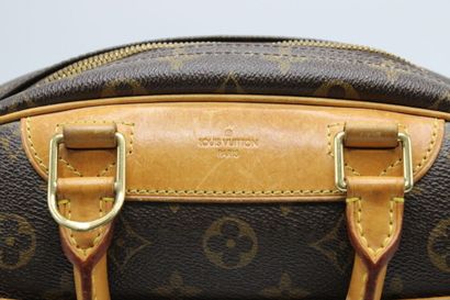 LOUIS VUITTON. Sac Deauville en toile monogramme...