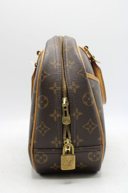 LOUIS VUITTON. Sac Deauville en toile monogramme...